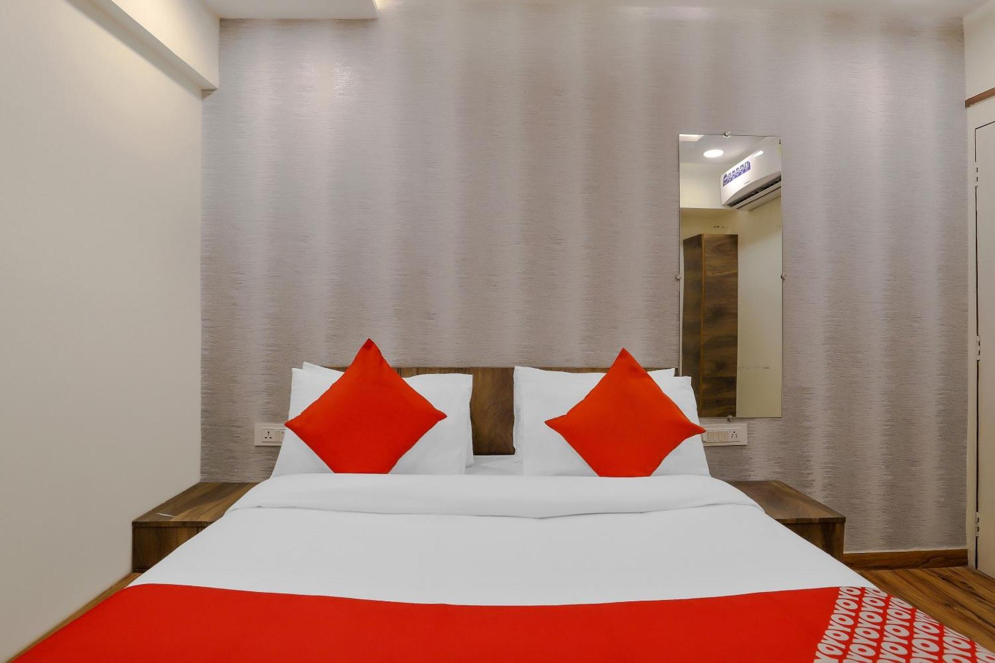 Oyo Hotel Shree Niwas Ahmedabad Ngoại thất bức ảnh