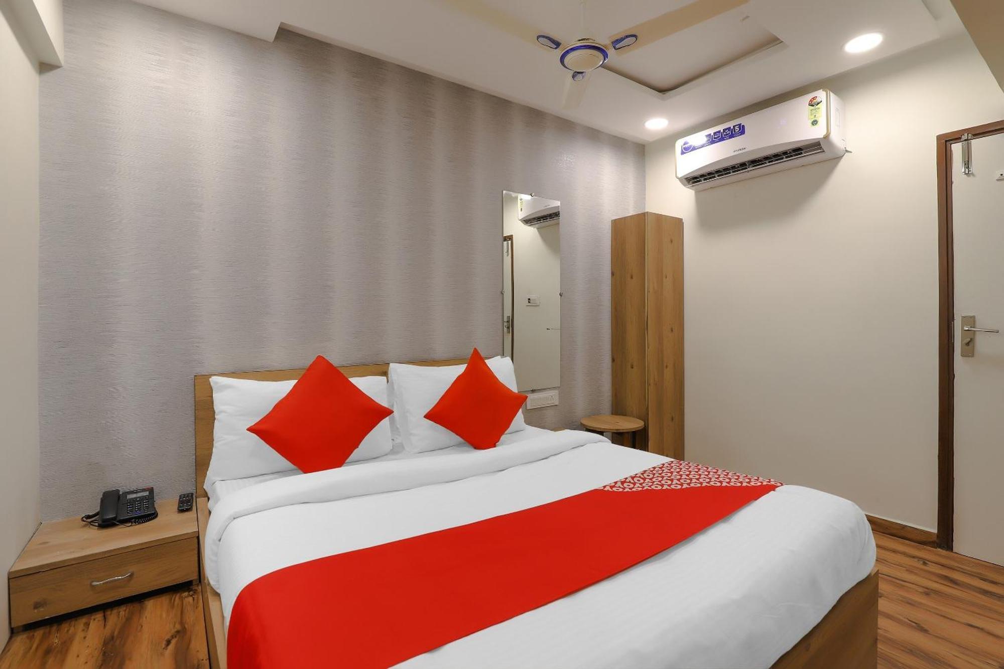 Oyo Hotel Shree Niwas Ahmedabad Ngoại thất bức ảnh