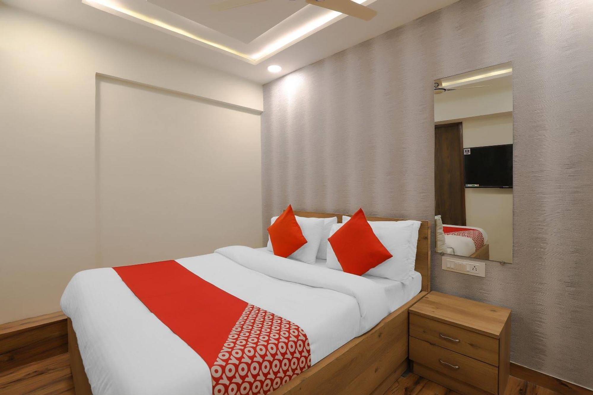 Oyo Hotel Shree Niwas Ahmedabad Ngoại thất bức ảnh